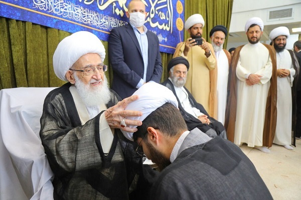 عمامه‌گذاری طلاب توسط آیت‌الله العظمی نوری همدانی