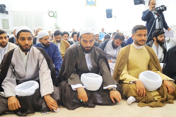 عمامه‌گذاری طلاب توسط آیت‌الله العظمی نوری همدانی