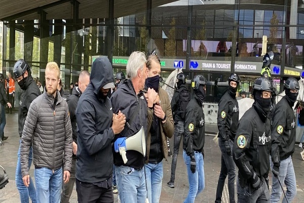 تظاهرات مسلمانان مانع قرآن‌سوزی افراطی‌ها در هلند شد