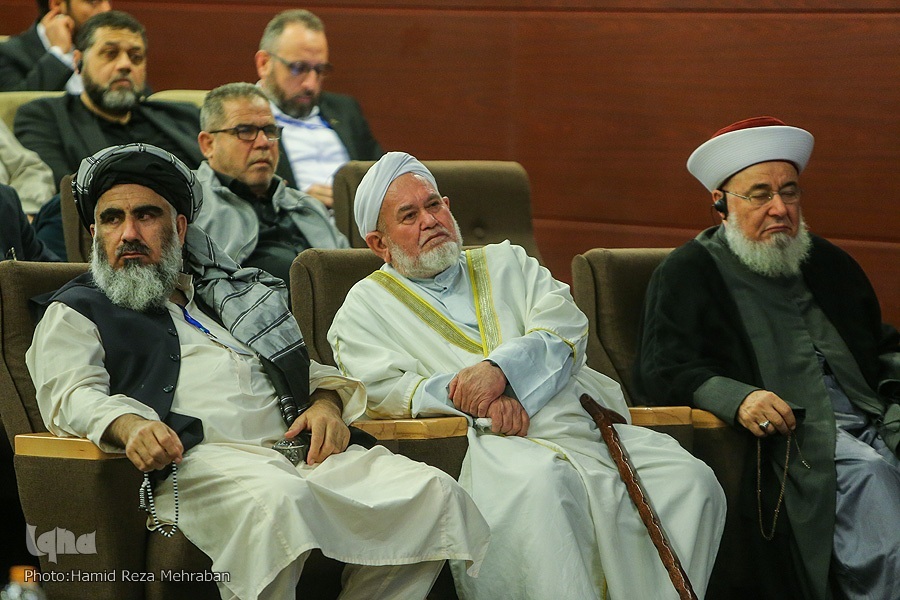 نفر اول از راست: شیخ غازی حنینه، رئیس هیئت‌ امنای جمعیت علمای مسلمان لبنان