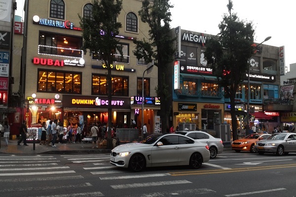 فروشگاه‌های متنوع محصولات اسلامی در خیابان اسلام سئول