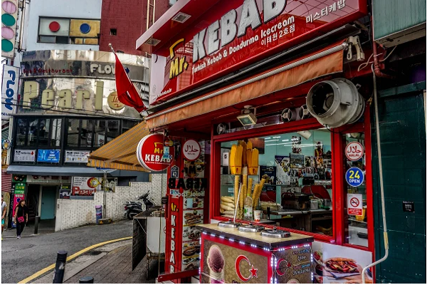 انواع خوراکی‌های حلال در خیابان اسلام سئول در دسترس است