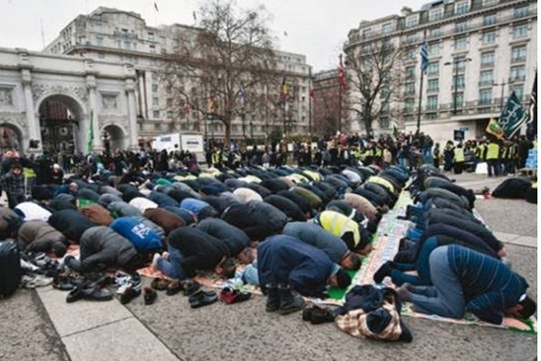 مسلمانان اروگوئه در حال اقامه نماز جماعت