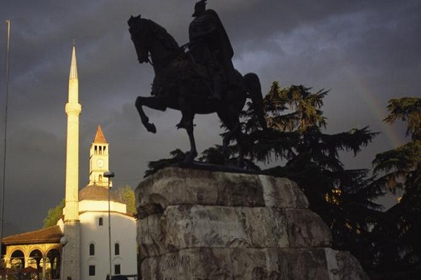 تمثال اسب‌سوار نماد کشور آلبانی