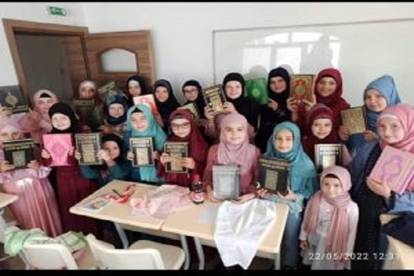ختران مسلمان بلغار در کلاس آموزش قرآن
