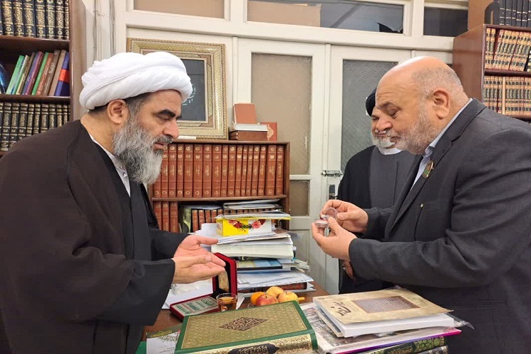 اهداء پرچم گنبد مطهر حضرت سيدالشهداء(ع) به حسينيه آيت الله العظمی فاضل لنكرانی(قدس سره)