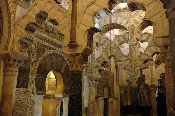 کتیبه‌ها در مسجد جامع بزرگی که موحدین در سویل (اشبیلیه) بنا کردند