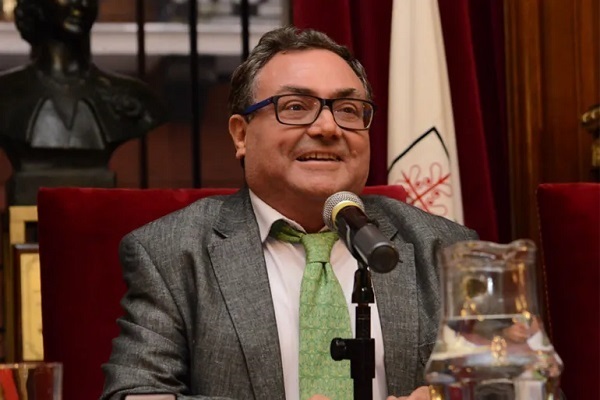 خوزه میگل پوئرتا، استاد تاریخ هنر در دانشگاه گرانادا (غرناطه) اسپانیا