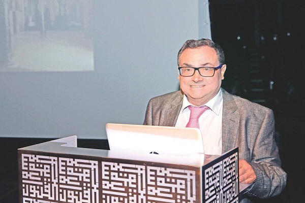 خوزه میگل پوئرتا، استاد تاریخ هنر در دانشگاه گرانادا (غرناطه) اسپانیا