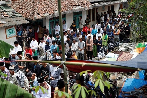 اقامه نماز جمعه در زمین والیبال + عکس