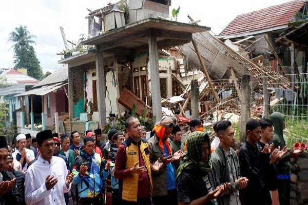 اقامه نماز جمعه در زمین والیبال + عکس