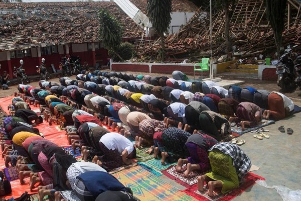 اقامه نماز جمعه در زمین والیبال + عکس