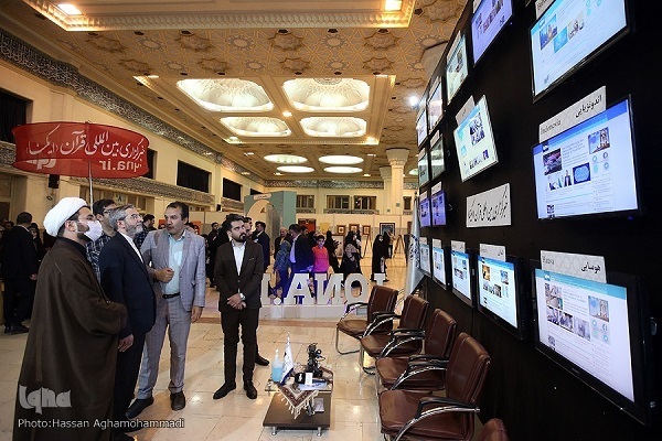 بازدید علی باقری از غرفه ایکنا در نمایشگاه قرآن