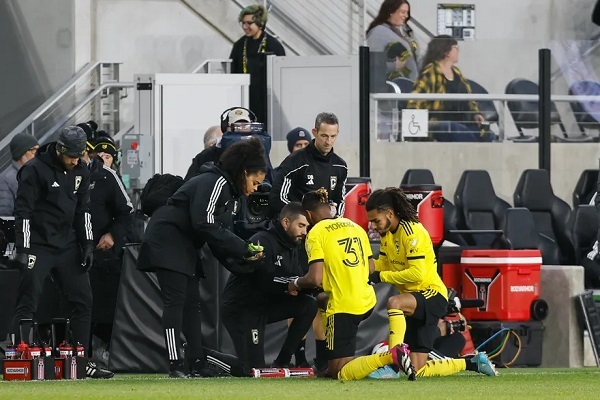 توقف بازیهای فوتبال در آمریکا برای افطار بازیکنان روزهدار توقف بازیهای فوتبال در آمریکا برای افطار بازیکنان روزهدار