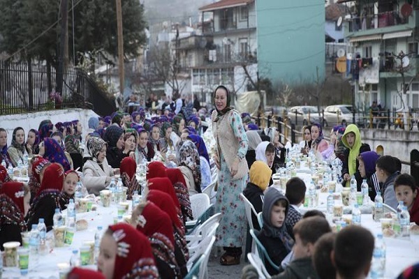 تداوم سنت افطار دسته‌جمعی در تراکیه غربی+عکس