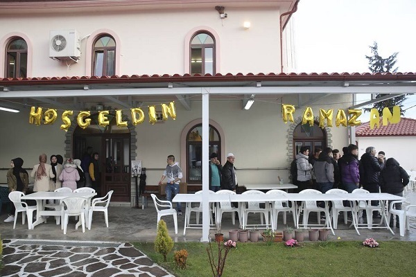 تداوم سنت افطار دسته‌جمعی در تراکیه غربی+عکس