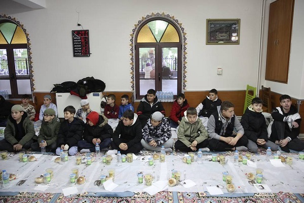 تداوم سنت افطار دسته‌جمعی در تراکیه غربی+عکس