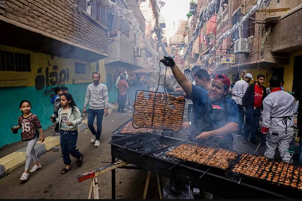 حضور 5000 نفر در بزرگترین مراسم افطار مصر + تصاویر حضور 5000 نفر در بزرگترین مراسم افطار مصر + تصاویر