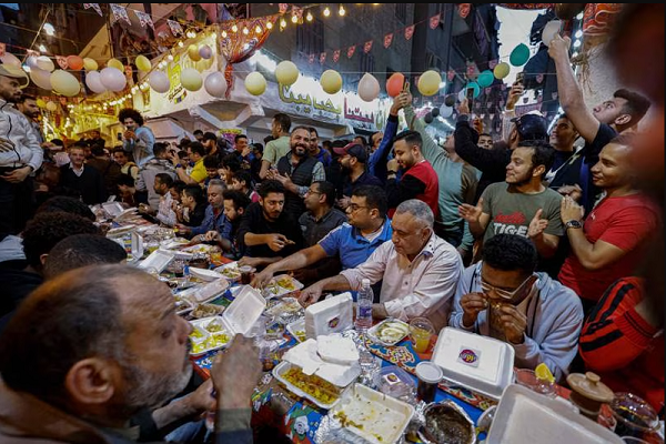 حضور 5000 نفر در بزرگترین مراسم افطار مصر + تصاویر حضور 5000 نفر در بزرگترین مراسم افطار مصر + تصاویر