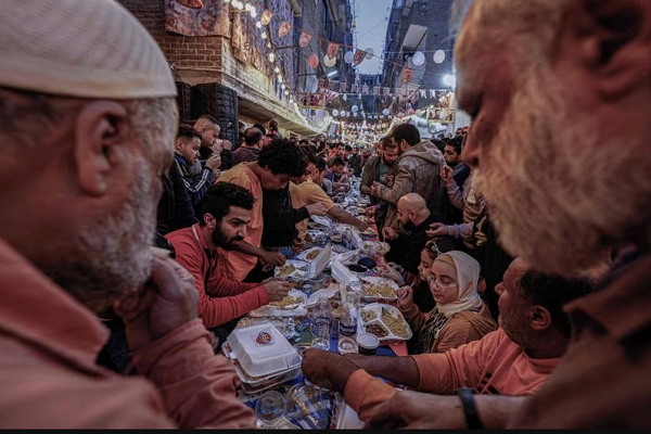 حضور 5000 نفر در بزرگترین مراسم افطار مصر + تصاویر حضور 5000 نفر در بزرگترین مراسم افطار مصر + تصاویر