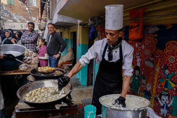 حضور 5000 نفر در بزرگترین مراسم افطار مصر + تصاویر حضور 5000 نفر در بزرگترین مراسم افطار مصر + تصاویر