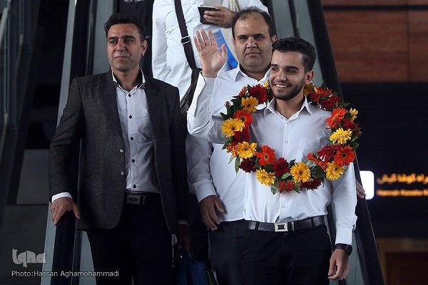 بازگشت یونس شاهمرادی به کشور در میان استقبال گرم فعالان قرآنی؛ طنین کلام وحی در فرودگاه امام