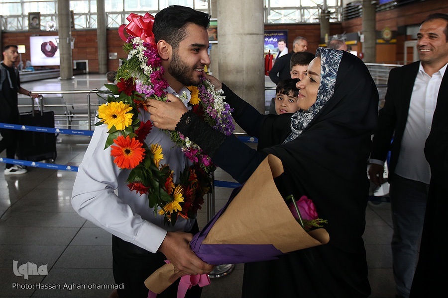 بازگشت یونس شاهمرادی به کشور در میان استقبال گرم فعالان قرآنی؛ طنین کلام وحی در فرودگاه امام