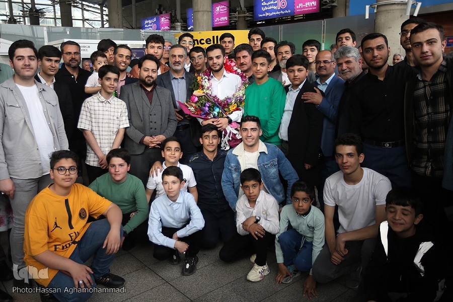 بازگشت یونس شاهمرادی به کشور در میان استقبال گرم فعالان قرآنی؛ طنین کلام وحی در فرودگاه امام