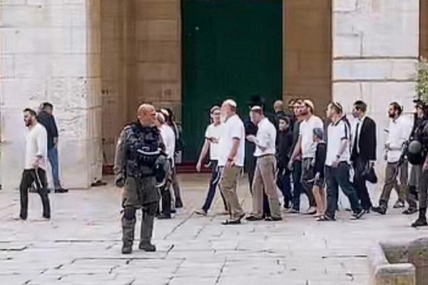 هشدارها در داخل اسرائیل درباره عواقب تنش در مسجد الاقصی/جوانان فلسطین در جوار مسجد نماز صبح را اقامه کردند