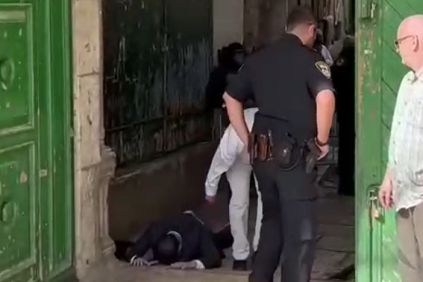 هشدارها در داخل اسرائیل درباره عواقب تنش در مسجد الاقصی/جوانان فلسطین در جوار مسجد نماز صبح را اقامه کردند