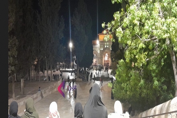 هشدارها در داخل اسرائیل درباره عواقب تنش در مسجد الاقصی/جوانان فلسطین در جوار مسجد نماز صبح را اقامه کردند