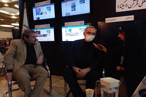 بازدید وزیر بهداشت از نمایشگاه قرآن و غرفه ایکنا