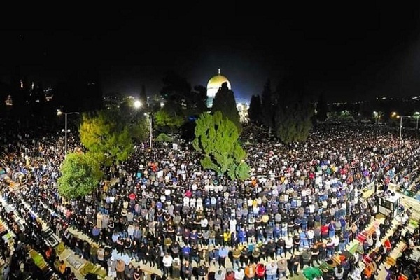 حضور پرشور فلسطینیان در احیای شب 27 رمضان مسجد الاقصی + فیلم