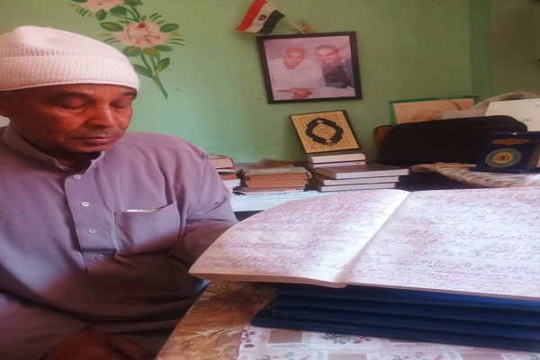 کتابت عاشقانه 3 نسخه قرآن کریم توسط معلم مصری /اماده کتابت عاشقانه 3 نسخه قرآن کریم توسط معلم مصری /اماده