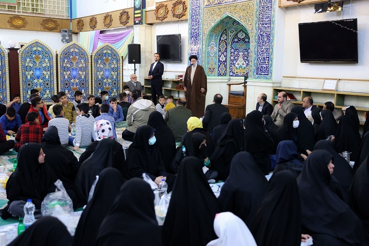 رئیس جمهور در ضیافت افطار با جمعی از ایتام رئیس جمهور در ضیافت افطار با جمعی از ایتام