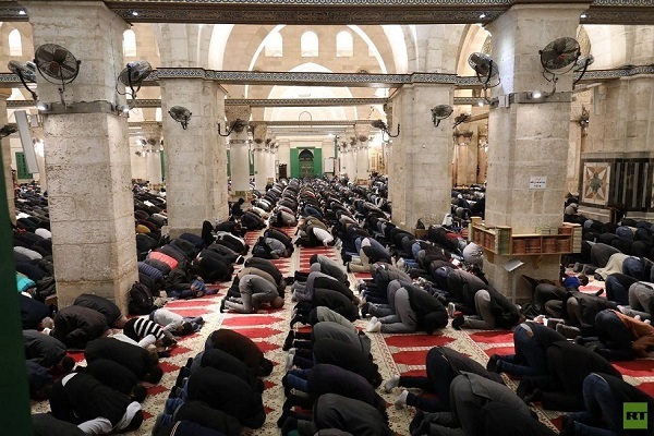 50 هزار فلسطینی نماز پنجمین شب ماه رمضان را در مسجد الاقصی اقامه کردند/اماده
