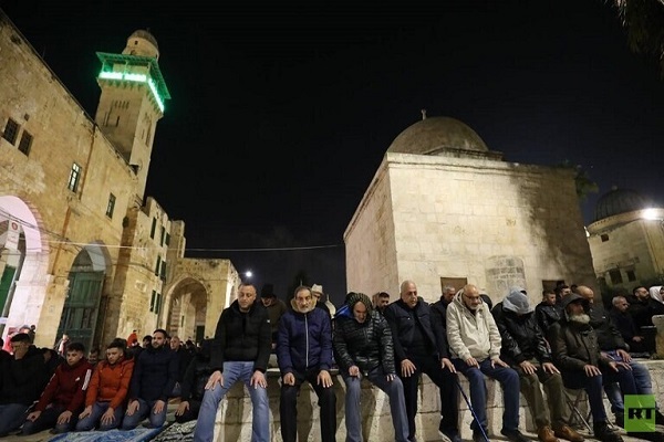 50 هزار فلسطینی نماز پنجمین شب ماه رمضان را در مسجد الاقصی اقامه کردند/اماده