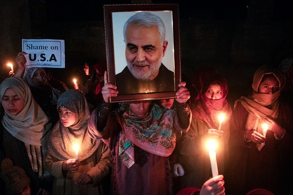 مسلمانان کشمیر به یاد شهدای کرمان شمع روشن کردند