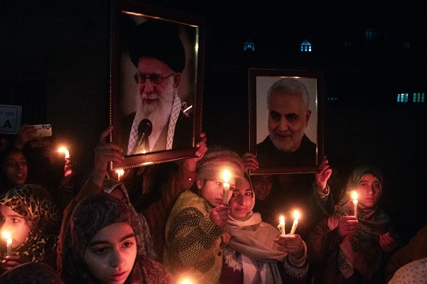 مسلمانان کشمیر به یاد شهدای کرمان شمع روشن کردند