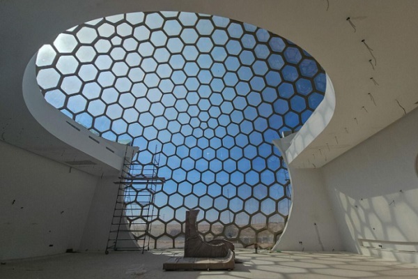 ساخت مسجد گنبدی شکل شیشه‌‌ای در شارجه امارات