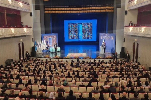 رئیس‌جمهور در آیین جایزه کتاب سال