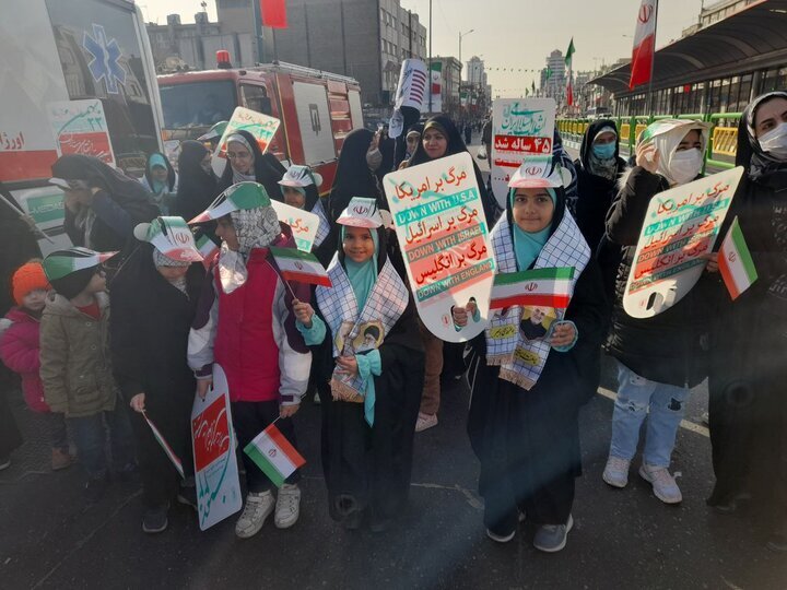 حضور کودکان در راهپیمایی 22 بهمن