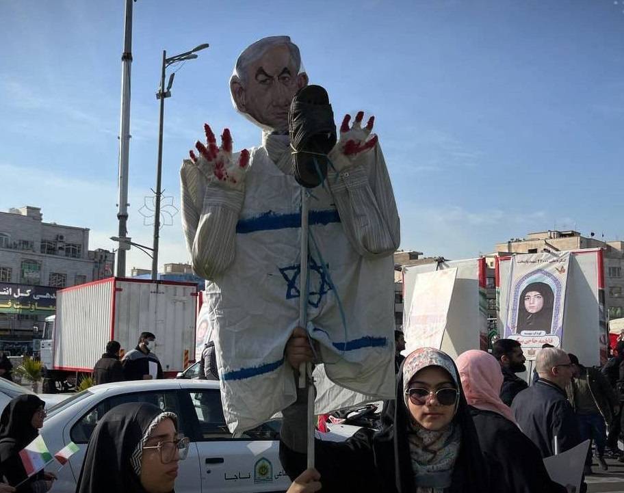 عروسک نتانیاهو با دستان خونین