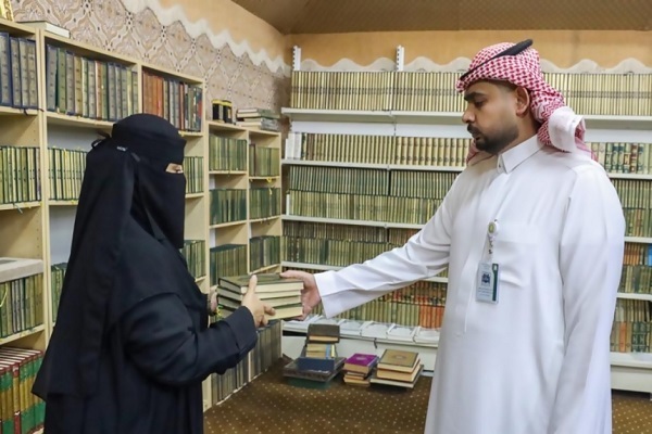 جمع آوری قرآنهای قدیمی در ریاض برای استفاده دوباره جمع آوری قرآنهای قدیمی در ریاض برای استفاده دوباره