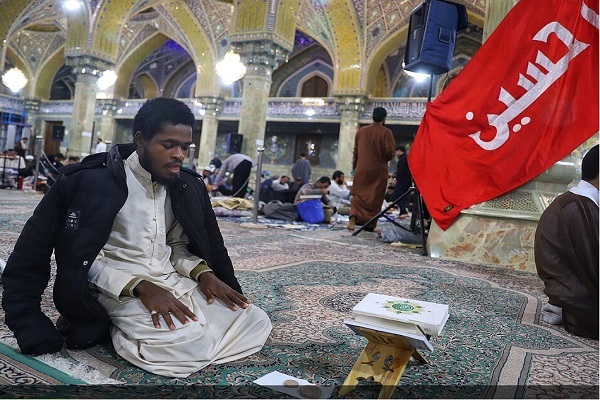 طلاب غیرایرانی جامعه المصطفی در قم معتکف شدند+ عکس