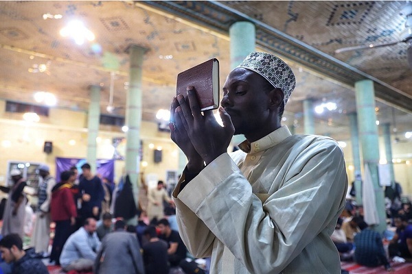 طلاب غیرایرانی جامعه المصطفی در قم معتکف شدند+ عکس