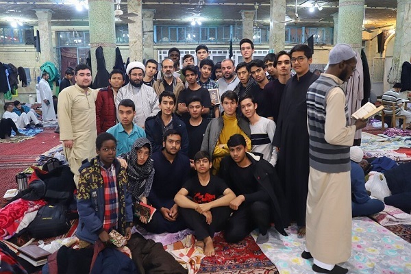 طلاب غیرایرانی جامعه المصطفی در قم معتکف شدند+ عکس