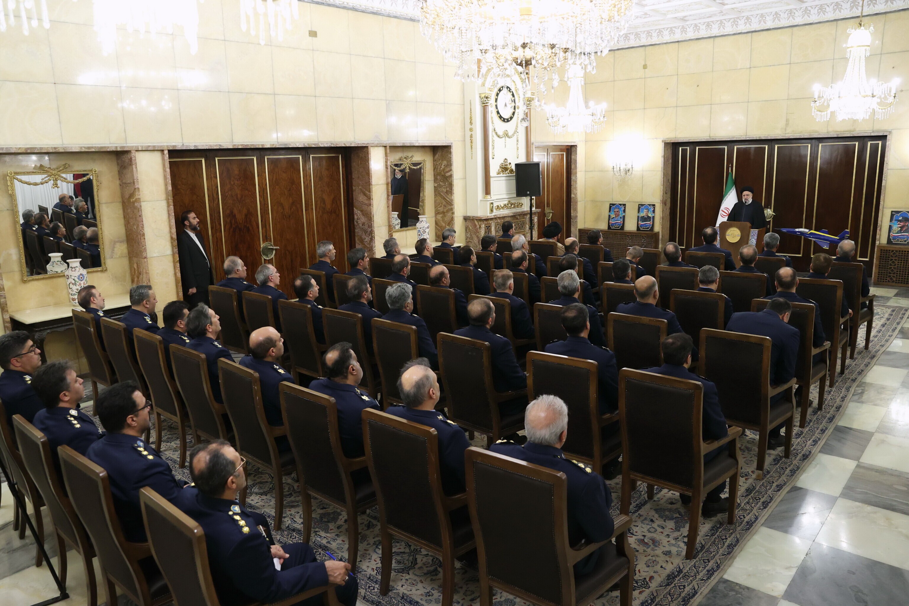 حجتالاسلام والمسلمین رئیسی در دیدار اعضای شورایعالی فرماندهان نهاجا حجتالاسلام والمسلمین رئیسی در دیدار اعضای شورایعالی فرماندهان نهاجا