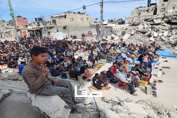 فیلم | برگزاری نماز جمعه بر روی ویرانه‌ها در جنوب غزه
