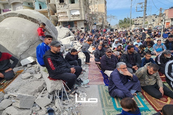 فیلم | برگزاری نماز جمعه بر روی ویرانه‌ها در جنوب غزه